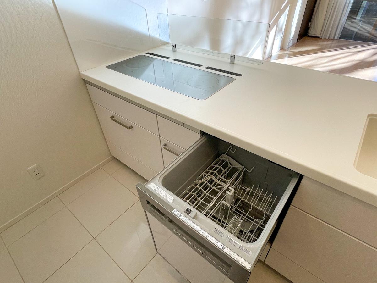 渋谷区代々木の賃貸物件/珍しい横並びの3口IHコンロに、大きめの食洗機