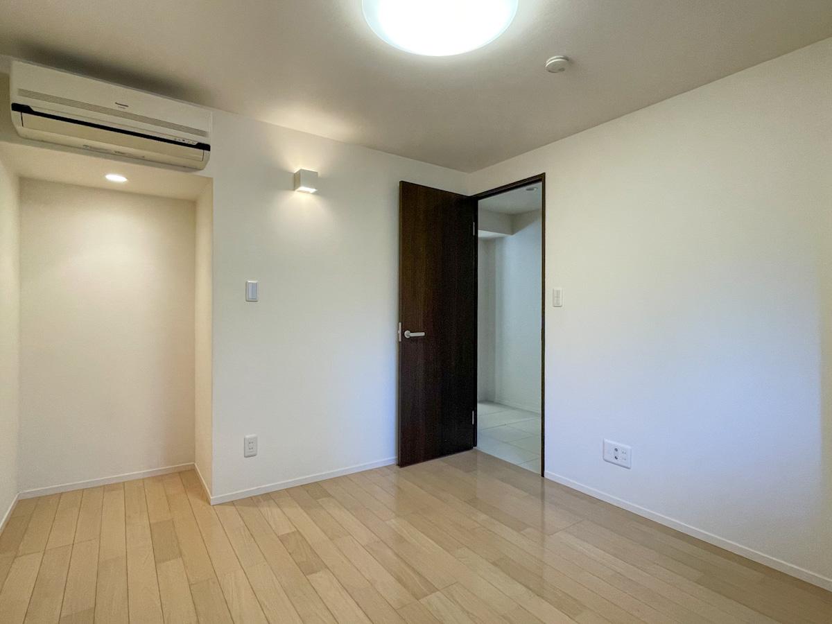渋谷区代々木の賃貸物件/約6畳の洋室。くぼんでいる箇所は化粧台や作業台、棚を置くのにちょうど良さそう