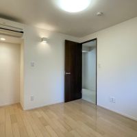 渋谷区代々木の賃貸物件/約6畳の洋室。くぼんでいる箇所は化粧台や作業台、棚を置くのにちょうど良さそう