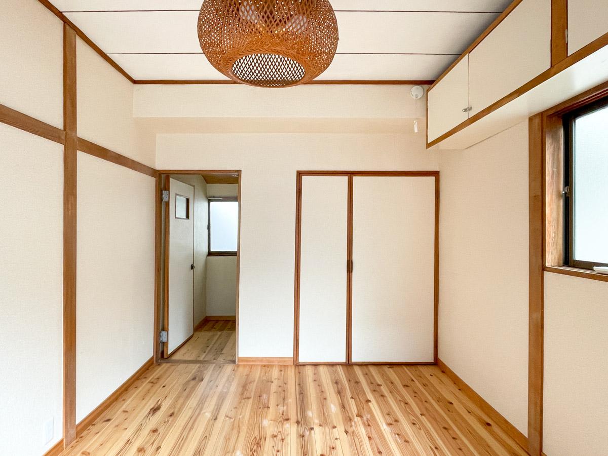 中野区中野の賃貸物件/木と白のコントラストがかわいい。上下にフロアが分かれることでメリハリのある使い方ができる。2階はくつろぎの空間にしたいところ！