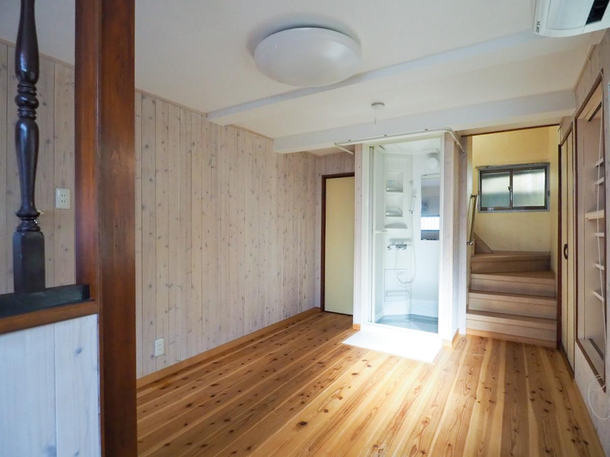 中野区中野の賃貸物件/中央にあるシャワールームはカーテンで区切れるようになっているのでご安心を。