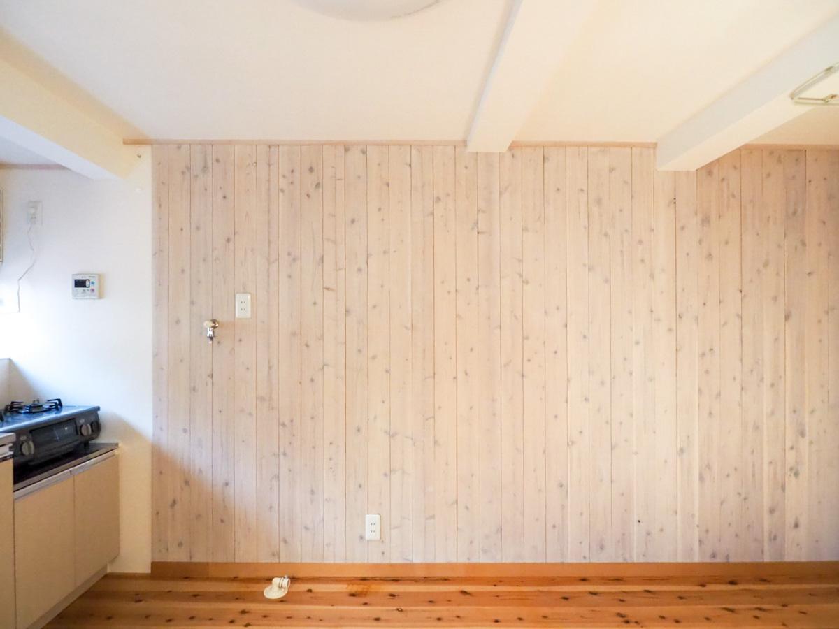 中野区中野の賃貸物件/壁にも木があしらわれていて、ほっこりする空間