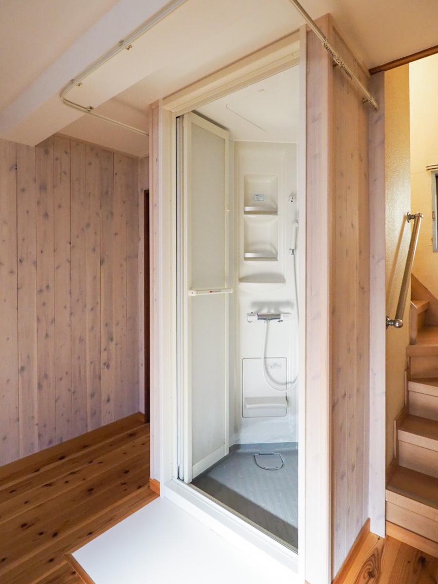 中野区中野の賃貸物件/シャワールームは上部にカーテンレールが設置され、隠すことができます