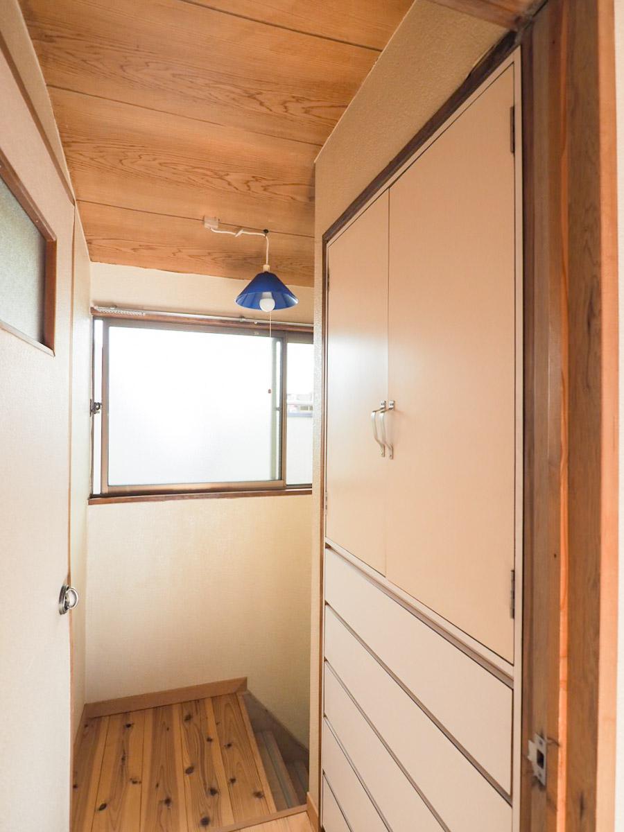 中野区中野の賃貸物件/2階の階段を上がった際にも戸棚。細かな収納が多いです