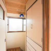 中野区中野の賃貸物件/2階の階段を上がった際にも戸棚。細かな収納が多いです