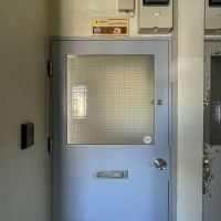  目黒区中町の賃貸物件/玄関ドア　すりガラスですが、室内が見えたりする配置ではありません