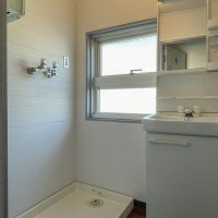 目黒区中町の賃貸物件/洗面室のこの窓がとても雰囲気よい（403）