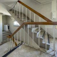  目黒区中町の賃貸物件/古さは感じるものの雰囲気のよい階段