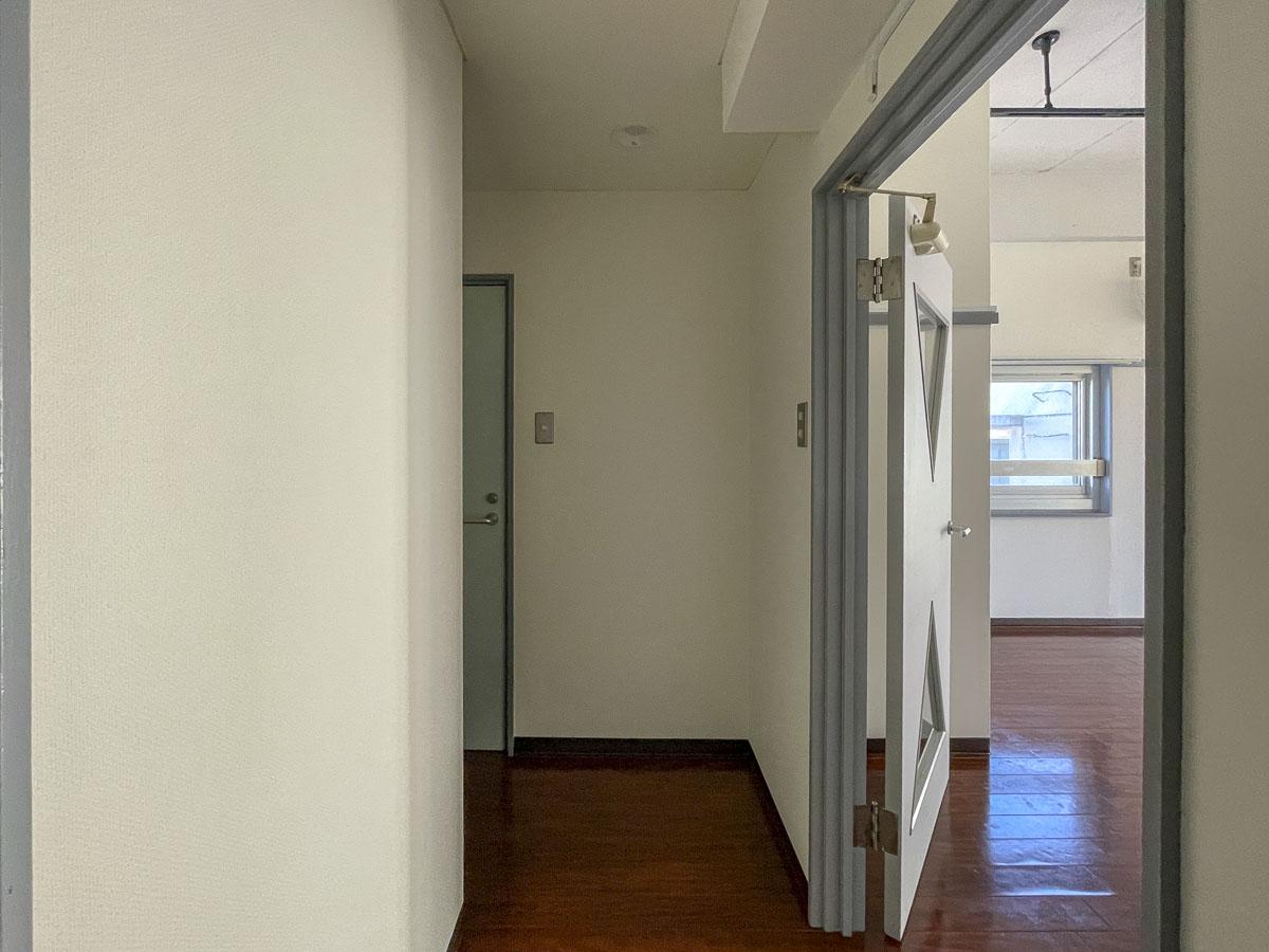  目黒区中町の賃貸物件/玄関に入った視点（403）