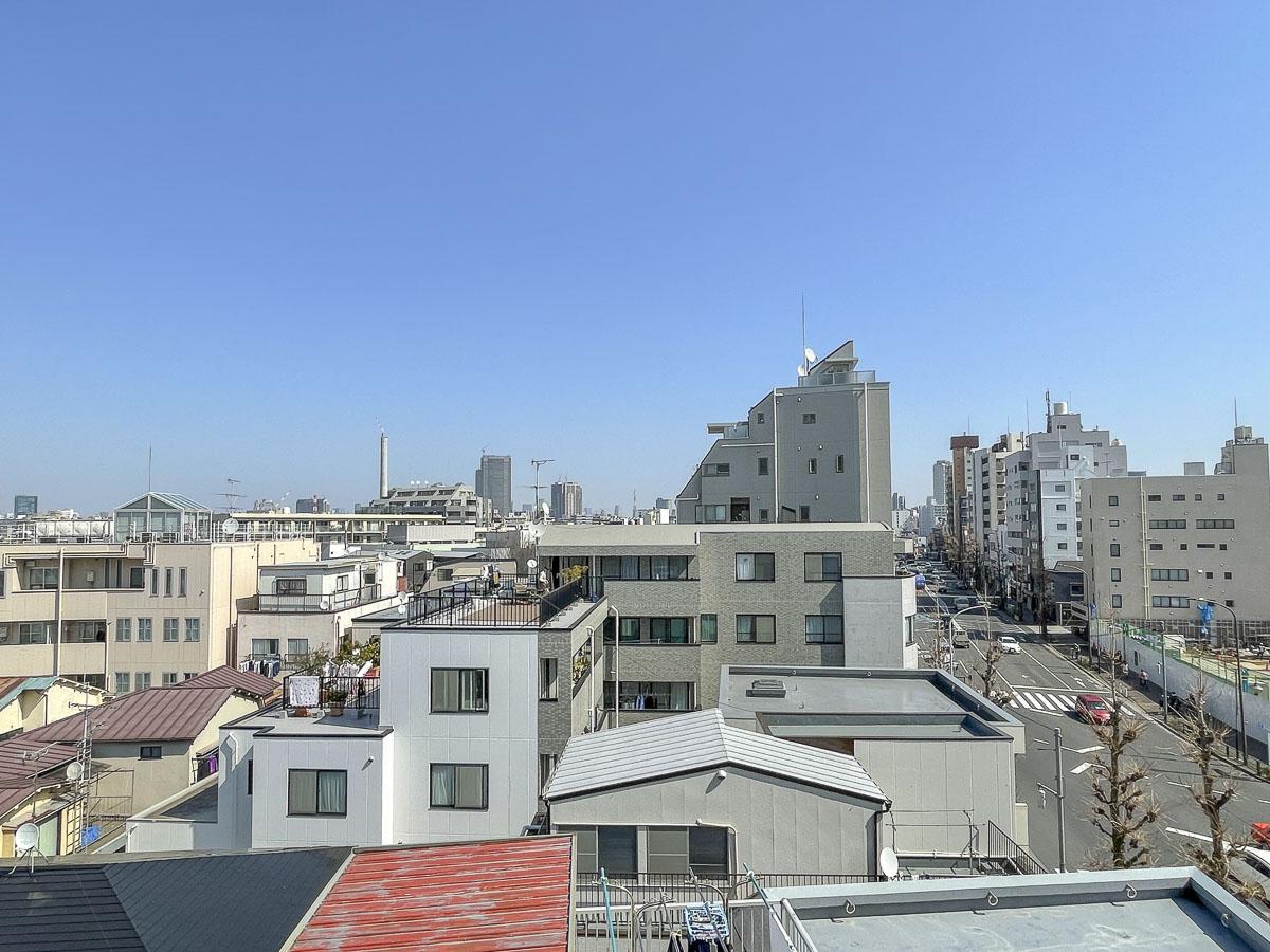  目黒区中町の賃貸物件/東側窓からの眺望　写真だと小さくて見えづらいですが、東京タワーが見えます