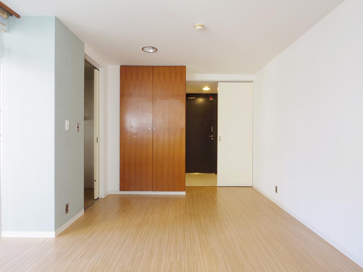 港区赤坂の賃貸物件/玄関側のアングル。収納の建具は雰囲気の良い木の質感を感じられます。