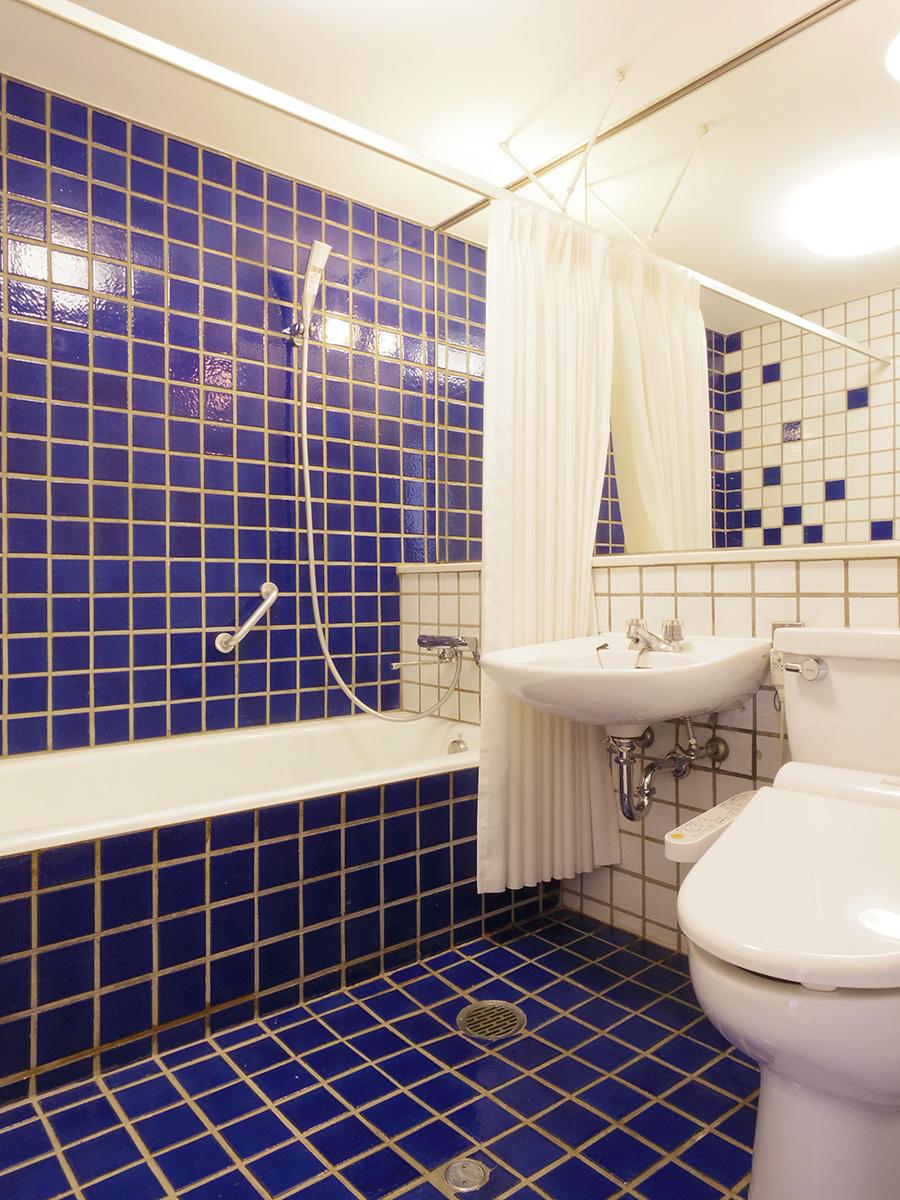 港区赤坂の賃貸物件/トイレと浴室は同室。フランス製のタイルがポイント