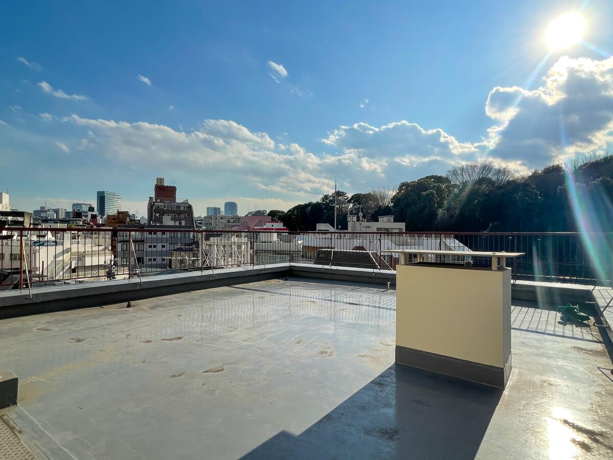 渋谷区千駄ヶ谷の賃貸物件/屋上は、西側に明治神宮の緑、南側に低層の住宅が広がる