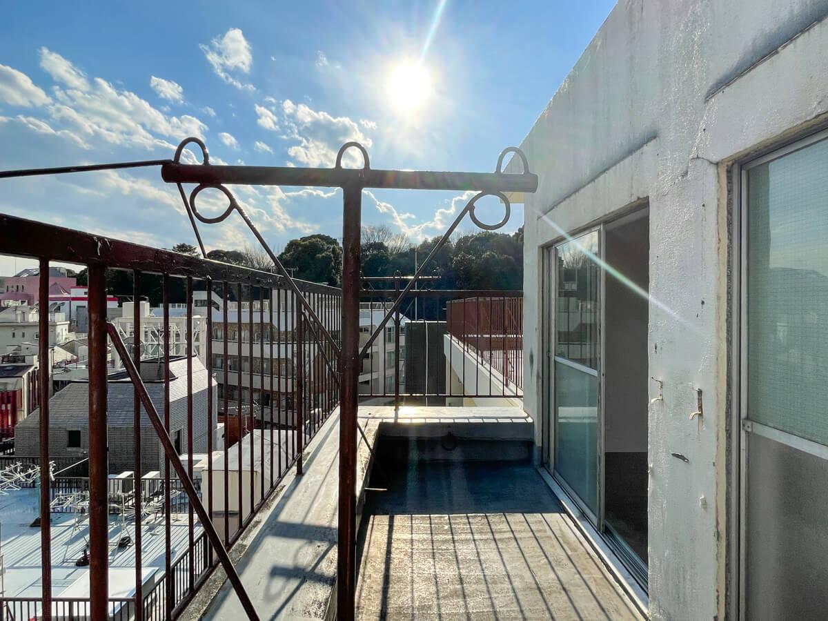 渋谷区千駄ヶ谷の賃貸物件/部屋についている、南側のバルコニー