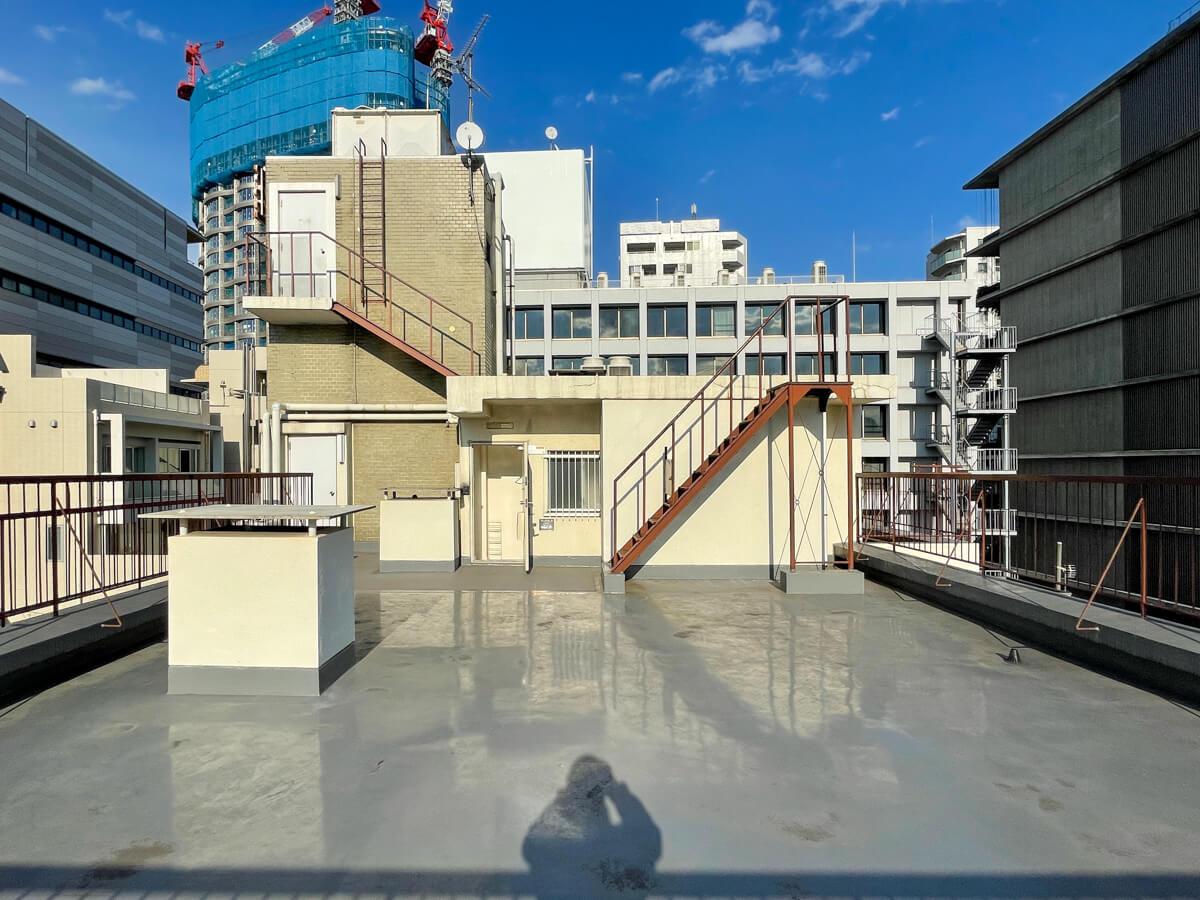 渋谷区千駄ヶ谷の賃貸物件/塔屋の下の扉がマンションの共用部への扉