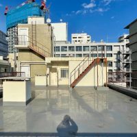 渋谷区千駄ヶ谷の賃貸物件/塔屋の下の扉がマンションの共用部への扉