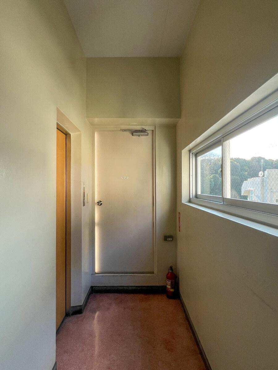 渋谷区千駄ヶ谷の賃貸物件/マンションの共用部：左手がエレベーター、正面が屋上への扉。6階部分はここのスペースのみ。