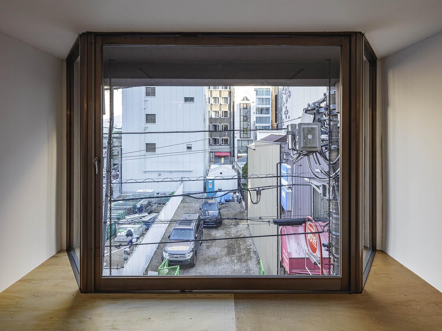 中央区日本橋馬喰町の賃貸物件/3階: 町の変化を見守る大きなモニターみたいです（現在は道を挟んで目の前にビルが建っています） *