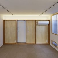 中央区日本橋馬喰町の賃貸物件/3階: 入口の壁面は木で優しい風合いに *