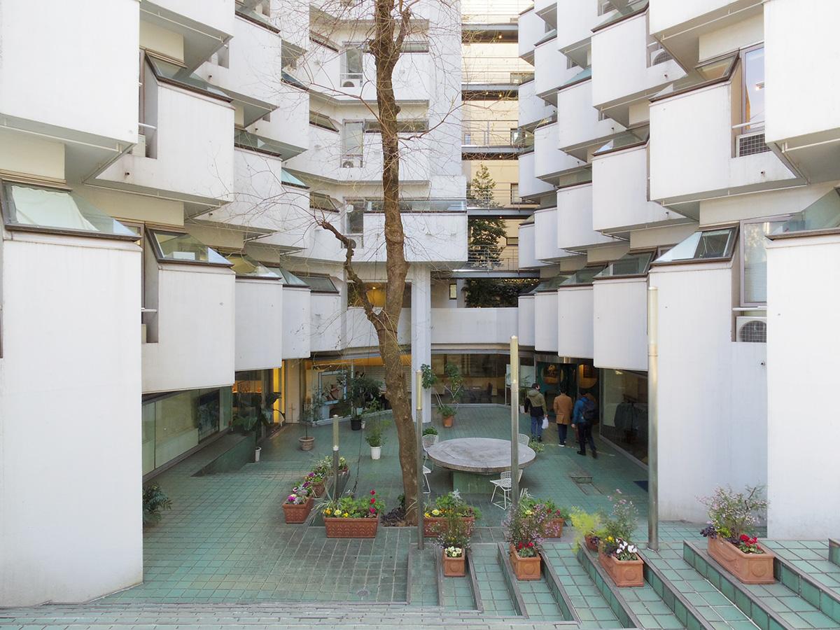 渋谷区渋谷の賃貸物件/中庭に面したエントランスロビーはガラス張りで開放感があふれる