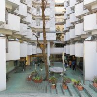 渋谷区渋谷の賃貸物件/中庭に面したエントランスロビーはガラス張りで開放感があふれる