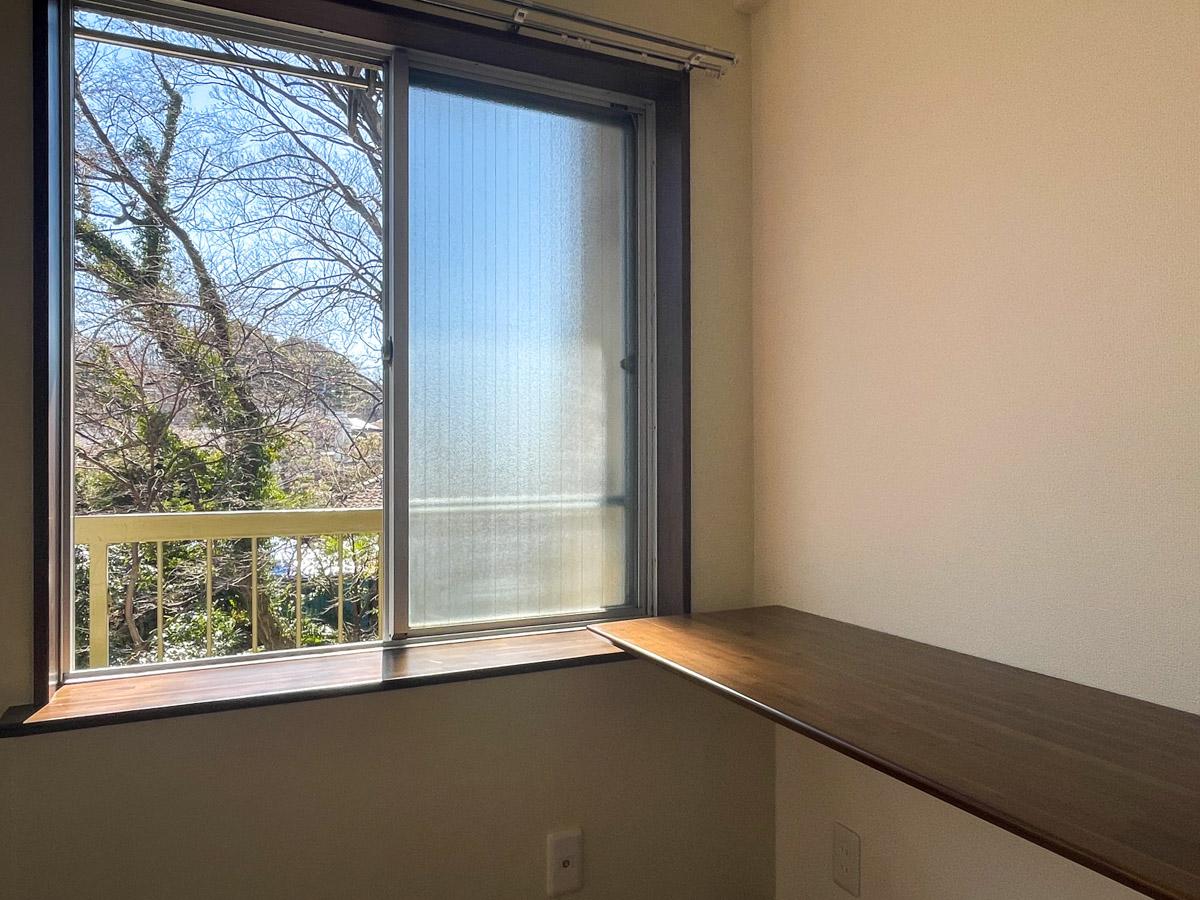 世田谷区等々力の賃貸物件/デスクから。ふと目を横にやると緑が見えます