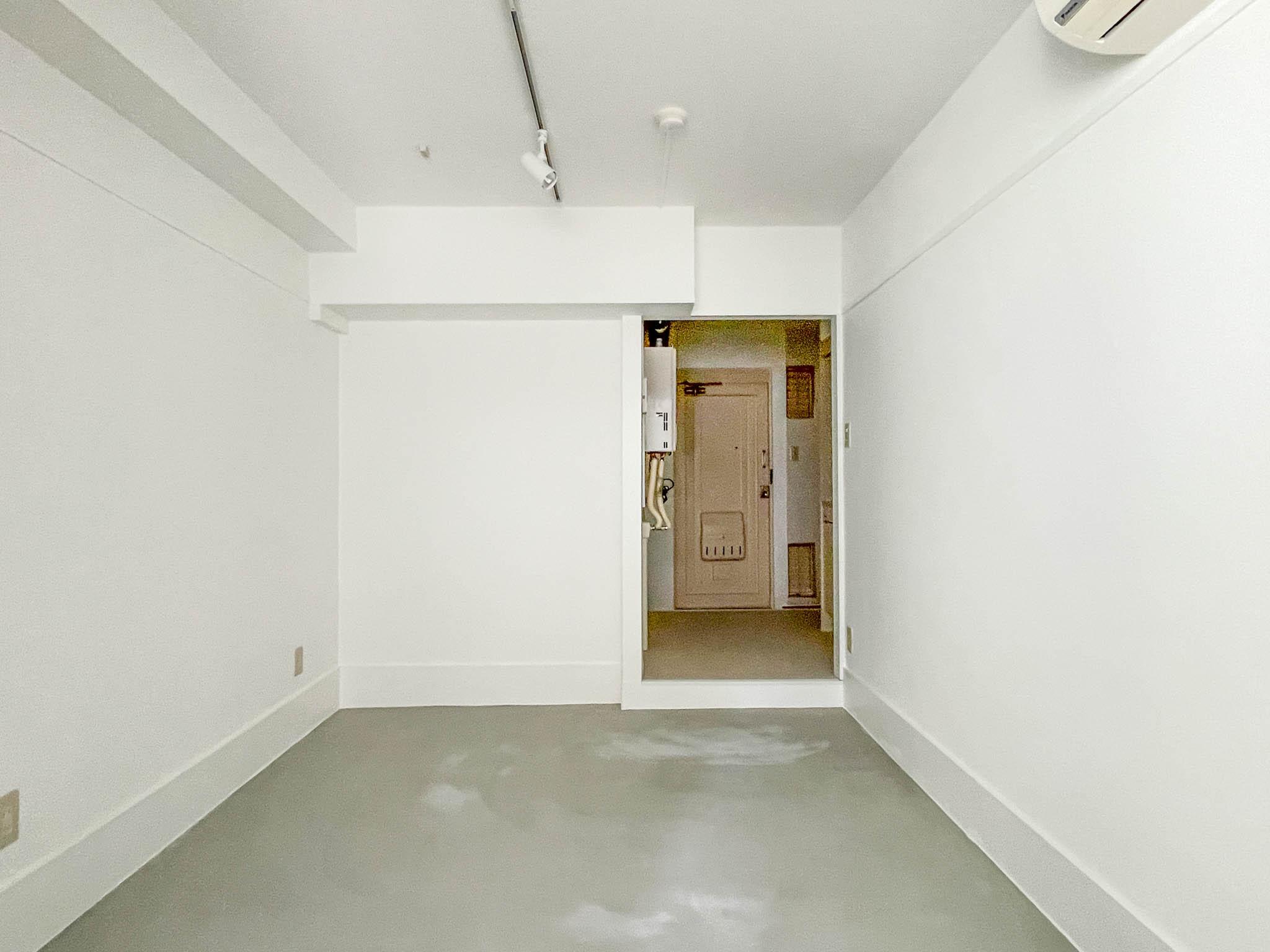 渋谷区富ヶ谷の賃貸物件/天井にはライティングレール。入口側は床が少しあがっています