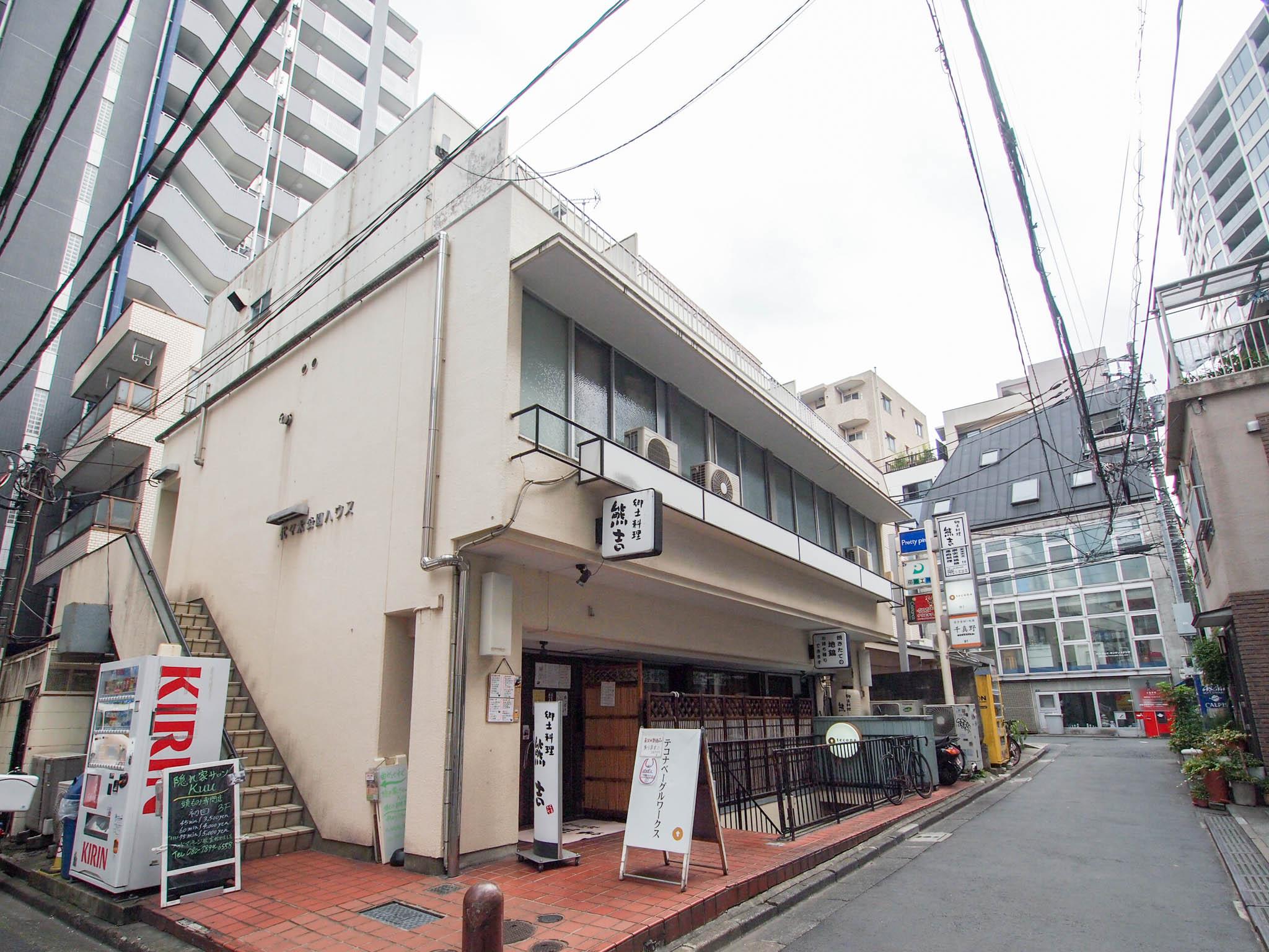 渋谷区富ヶ谷の賃貸物件/地下 ・1階に飲食店が、2～4階には事務所やサロン、住居が入っている。階段前に看板の設置が可能（別途看板料）