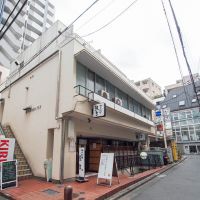 渋谷区富ヶ谷の賃貸物件/地下 ・1階に飲食店が、2～4階には事務所やサロン、住居が入っている。階段前に看板の設置が可能（別途看板料）