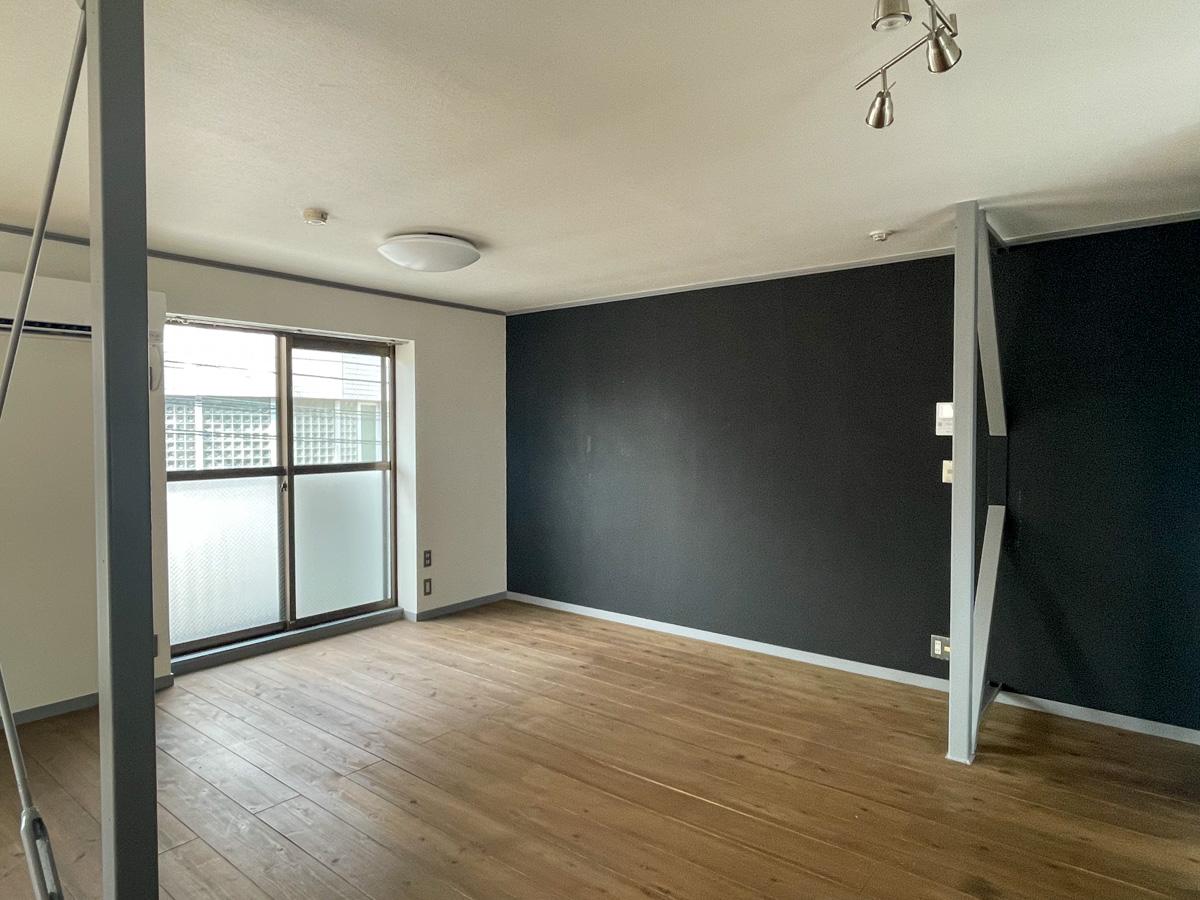 練馬区高松の賃貸物件/北側の壁は黒板塗料が塗ってあります