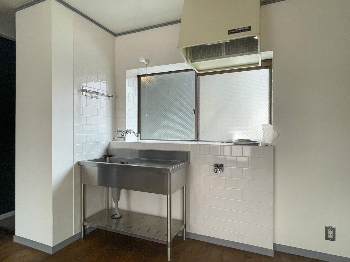 練馬区高松の賃貸物件/キッチン。シンクの右にガスコンロ台が設置されます