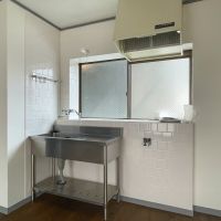 練馬区高松の賃貸物件/キッチン。シンクの右にガスコンロ台が設置されます