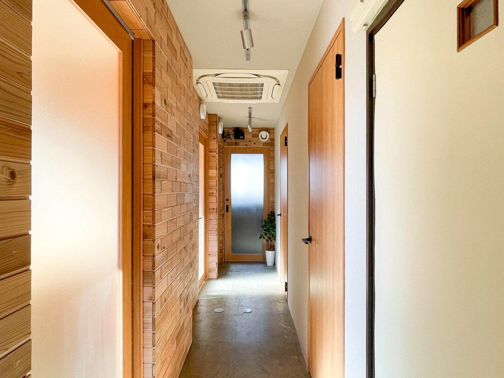 渋谷区神泉町の賃貸物件/廊下。左手と正面に個室が4部屋。右手にトイレと2つのオンラインルーム