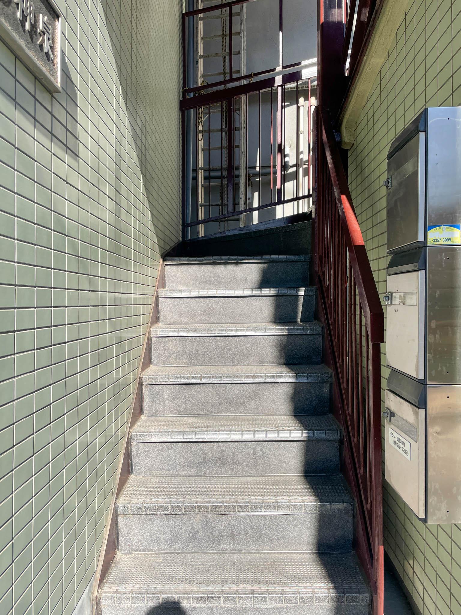 渋谷区神泉町の賃貸物件/この階段で3階まで