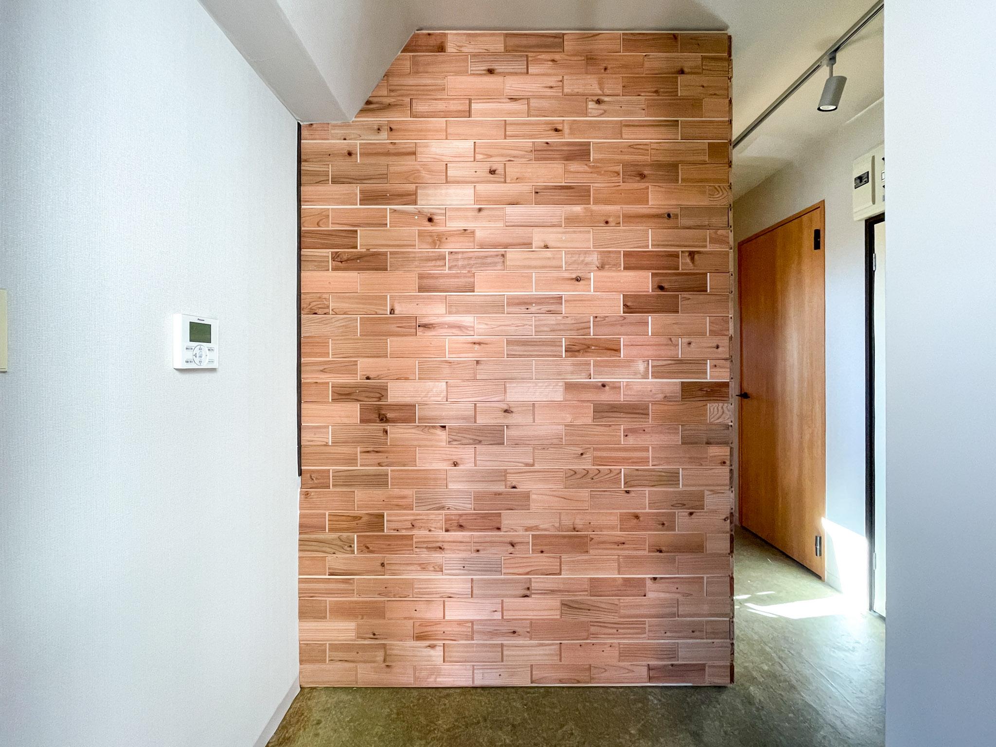 渋谷区神泉町の賃貸物件/エントランス。間伐材でつくった木の壁がお出迎え
