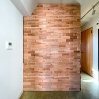渋谷区神泉町の賃貸物件/エントランス。間伐材でつくった木の壁がお出迎え