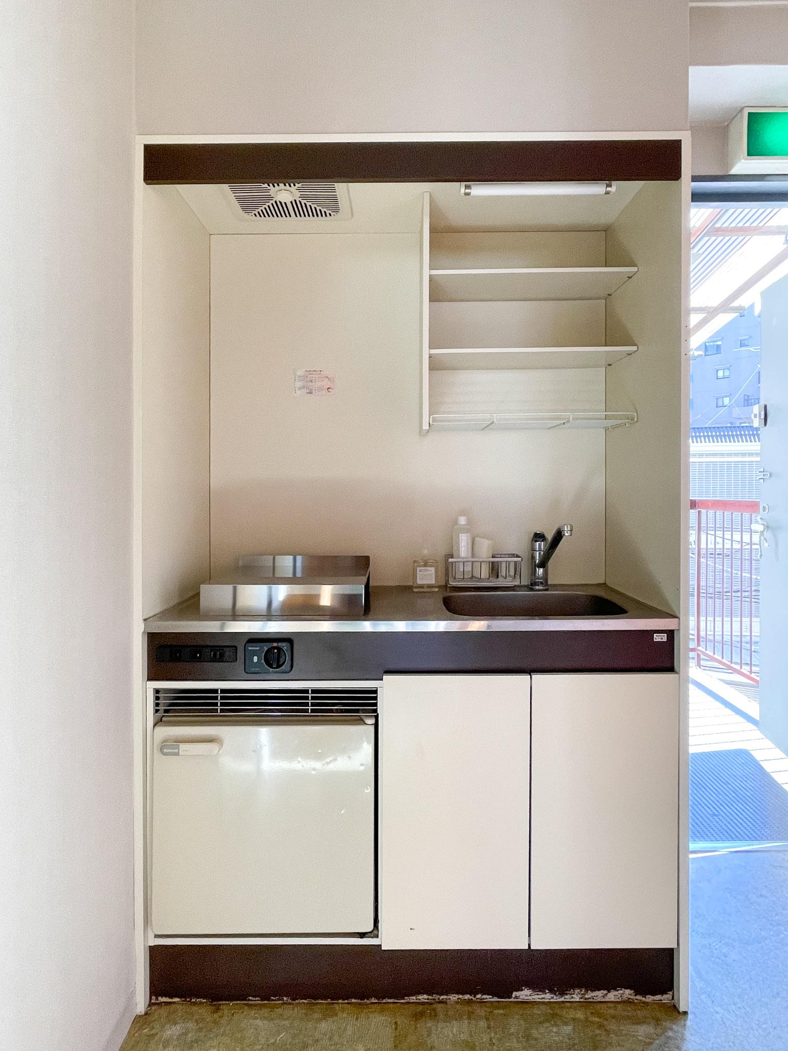渋谷区神泉町の賃貸物件/ミニキッチン。電気コンロとミニ冷蔵庫がついています