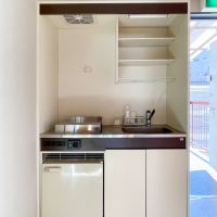 渋谷区神泉町の賃貸物件/ミニキッチン。電気コンロとミニ冷蔵庫がついています