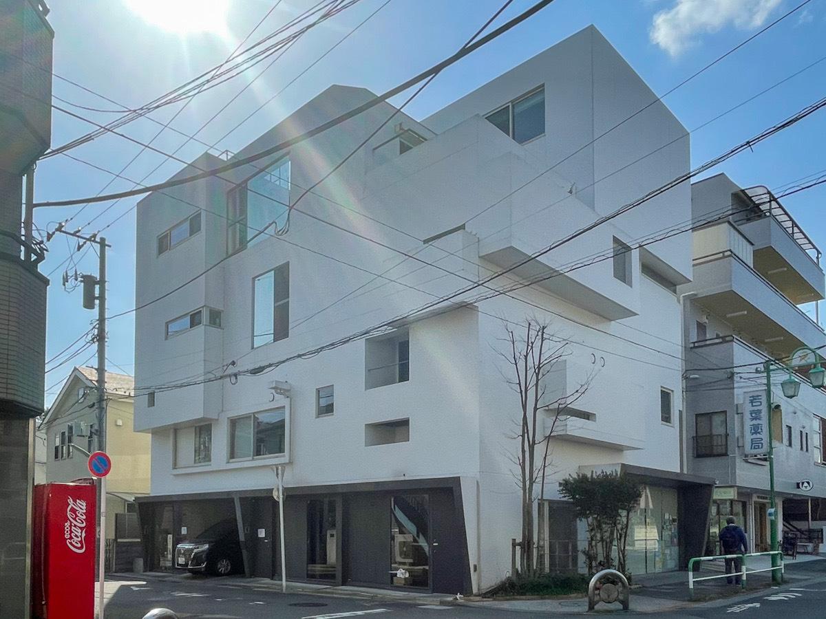 世田谷区中町の賃貸物件/立体感のある白い箱のような建物
