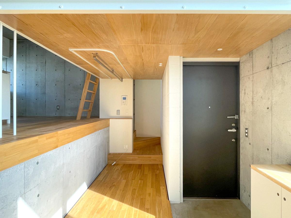 世田谷区中町の賃貸物件/玄関前の空間。階段脇の天井にハンガーラックが設置されています
