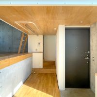 世田谷区中町の賃貸物件/玄関前の空間。階段脇の天井にハンガーラックが設置されています