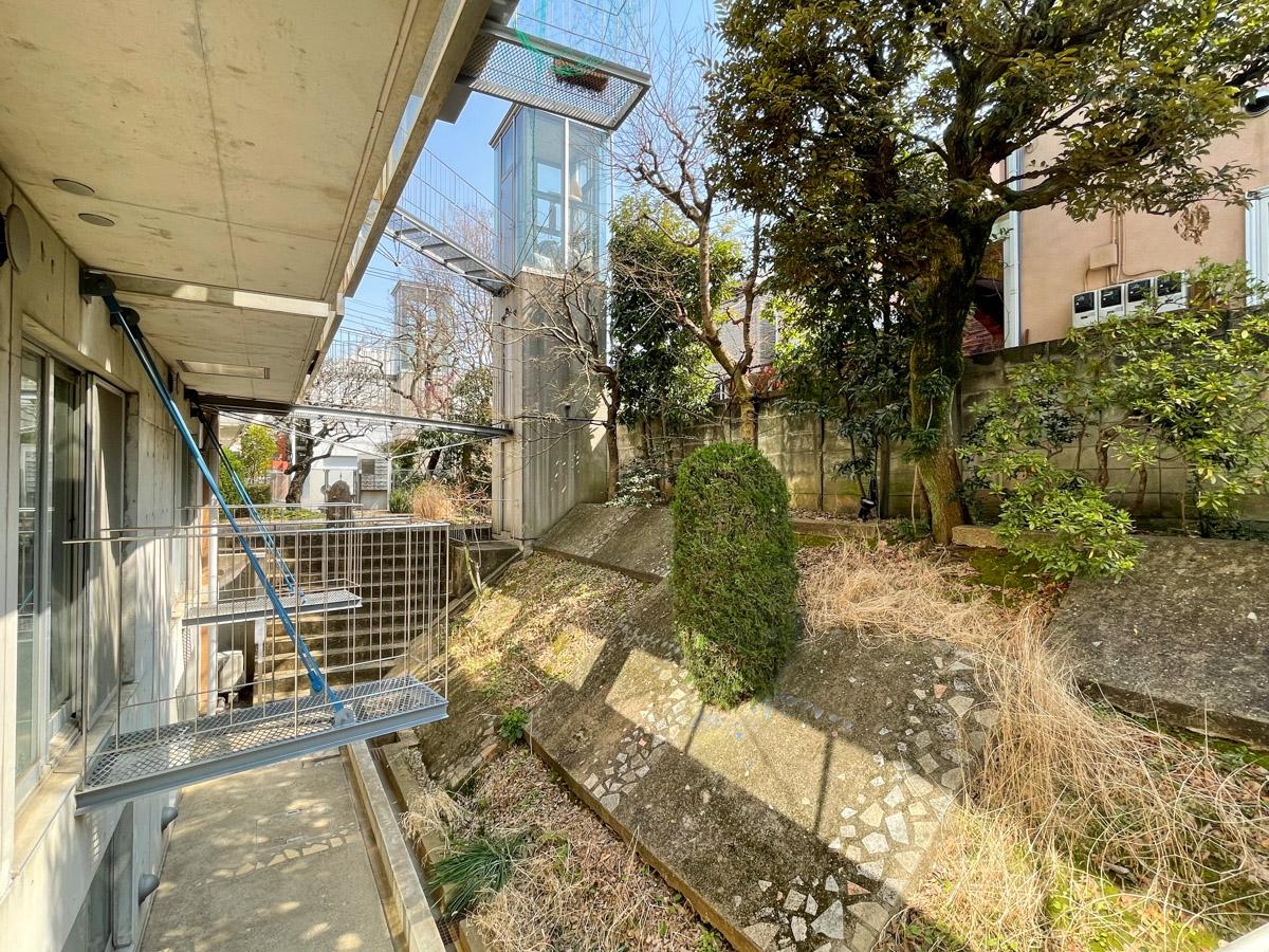 目黒区柿の木坂の賃貸物件/前庭。植栽の緑が目に飛び込んでくる