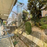 目黒区柿の木坂の賃貸物件/前庭。植栽の緑が目に飛び込んでくる