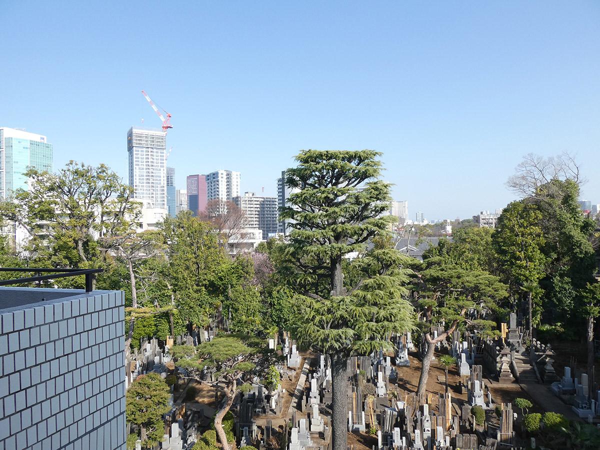 港区白金の賃貸物件/洋室の窓からの眺望。こちらもお墓がチラリ
