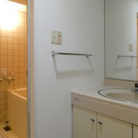 港区白金の賃貸物件/洗面所。水回りの設備はどれも年季が入っています