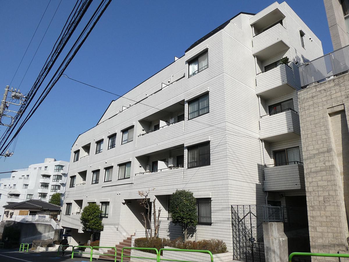 港区白金の賃貸物件/マンション外観。坂の中腹にあります