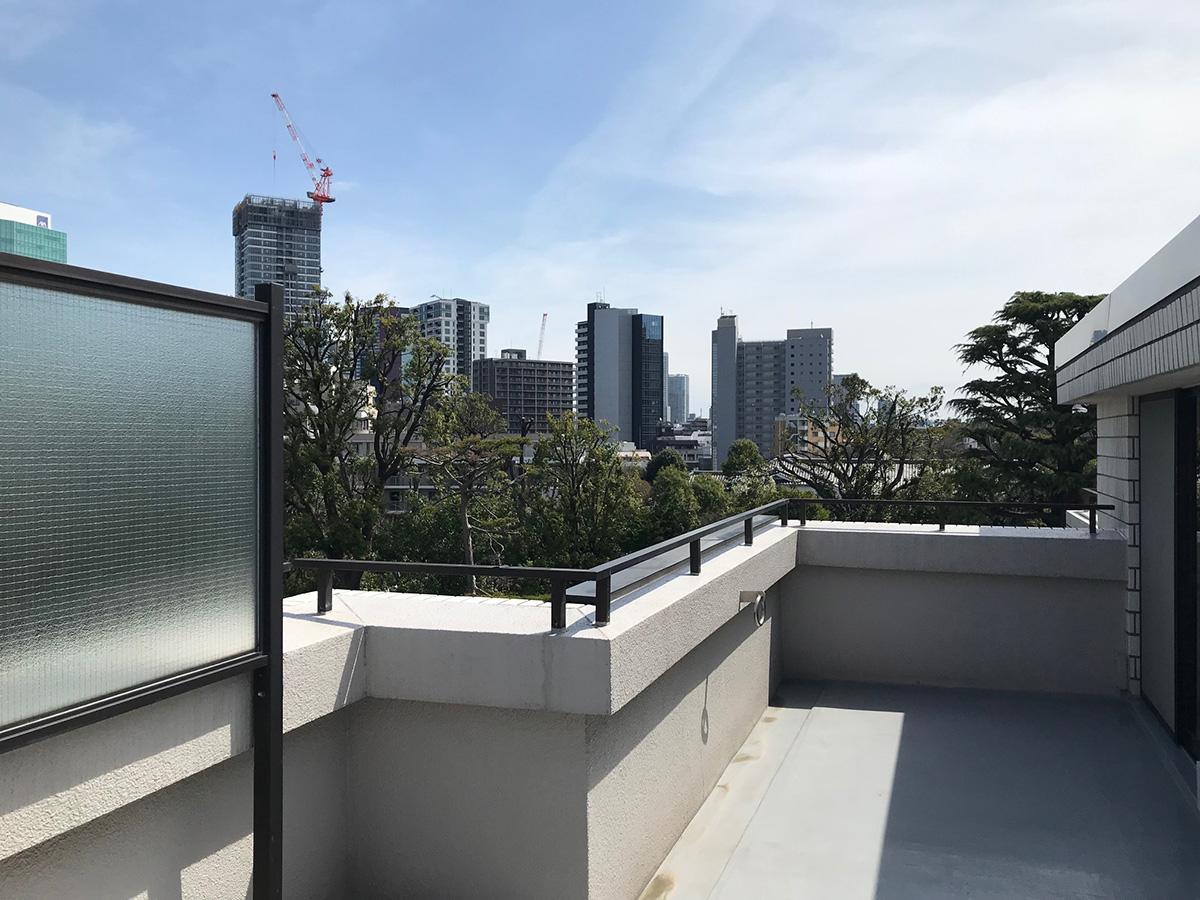 港区白金の賃貸物件/ゆったりめのルーフバルコニー。人目も気になりません