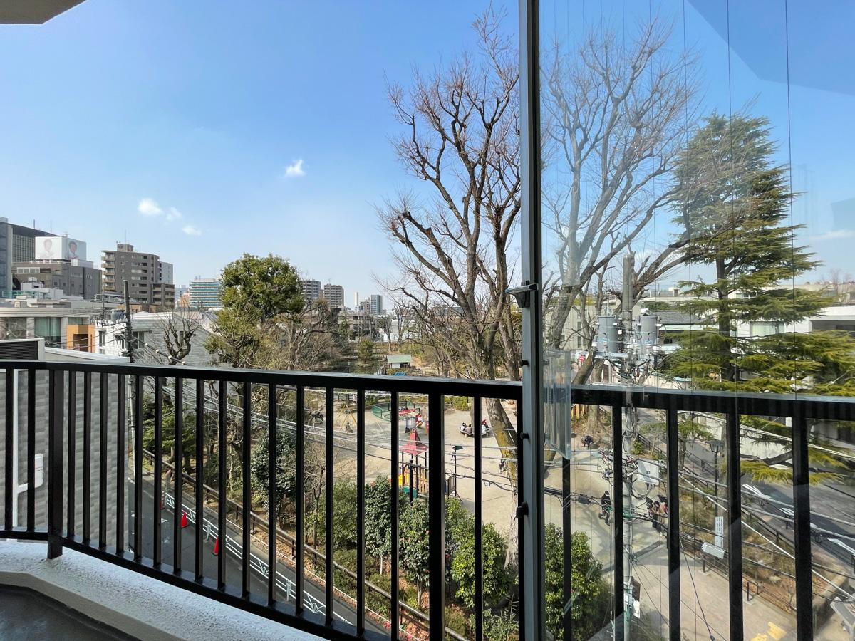 渋谷区松濤の賃貸物件/北側の洋室から鍋島松濤公園が見える