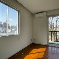 渋谷区松濤の賃貸物件/北側の約5帖の洋室。こぢんまりとしていますが、二面採光で明るいです