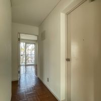 渋谷区松濤の賃貸物件/右手のドアが室内への出入り口。玄関マットを敷いて、廊下にちょっとしたベンチを設置するとよさそう